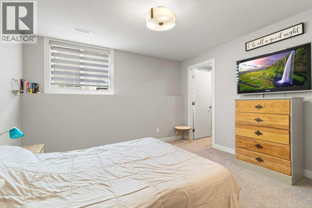 Single Family House Bi-level for Sale in  Ellington Crescent Evergreen Red Deer 