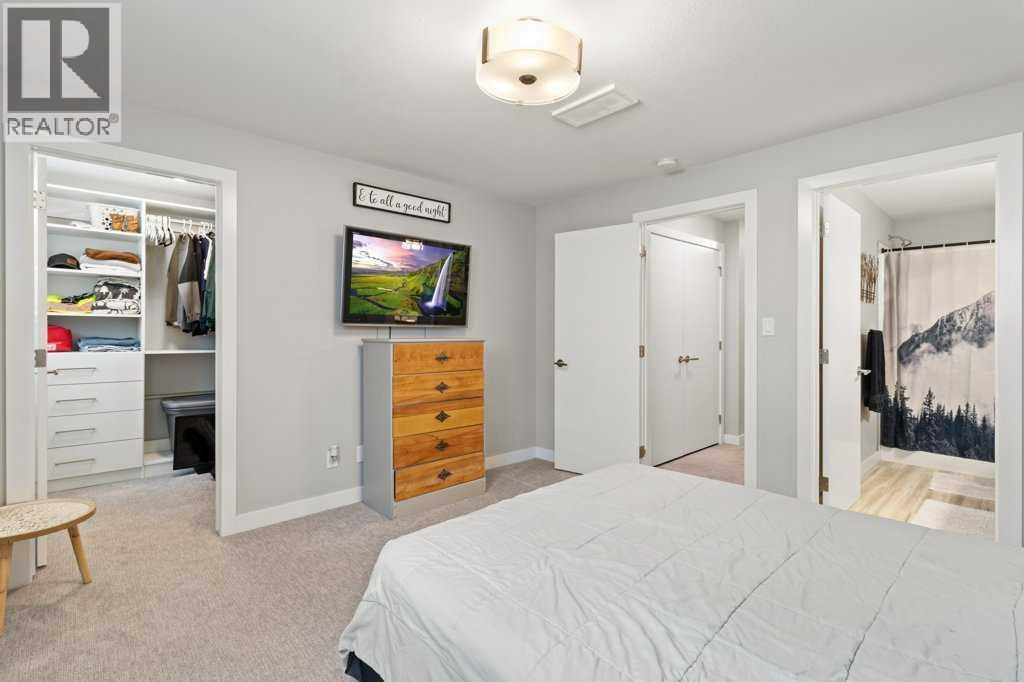 Single Family House Bi-level for Sale in  Ellington Crescent Evergreen Red Deer 