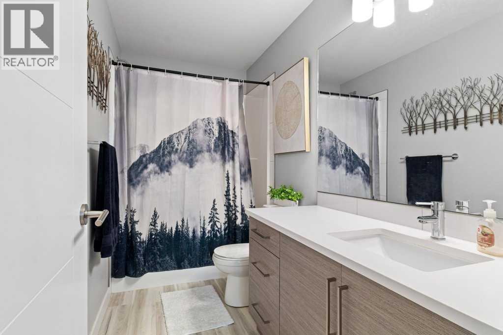 Single Family House Bi-level for Sale in  Ellington Crescent Evergreen Red Deer 