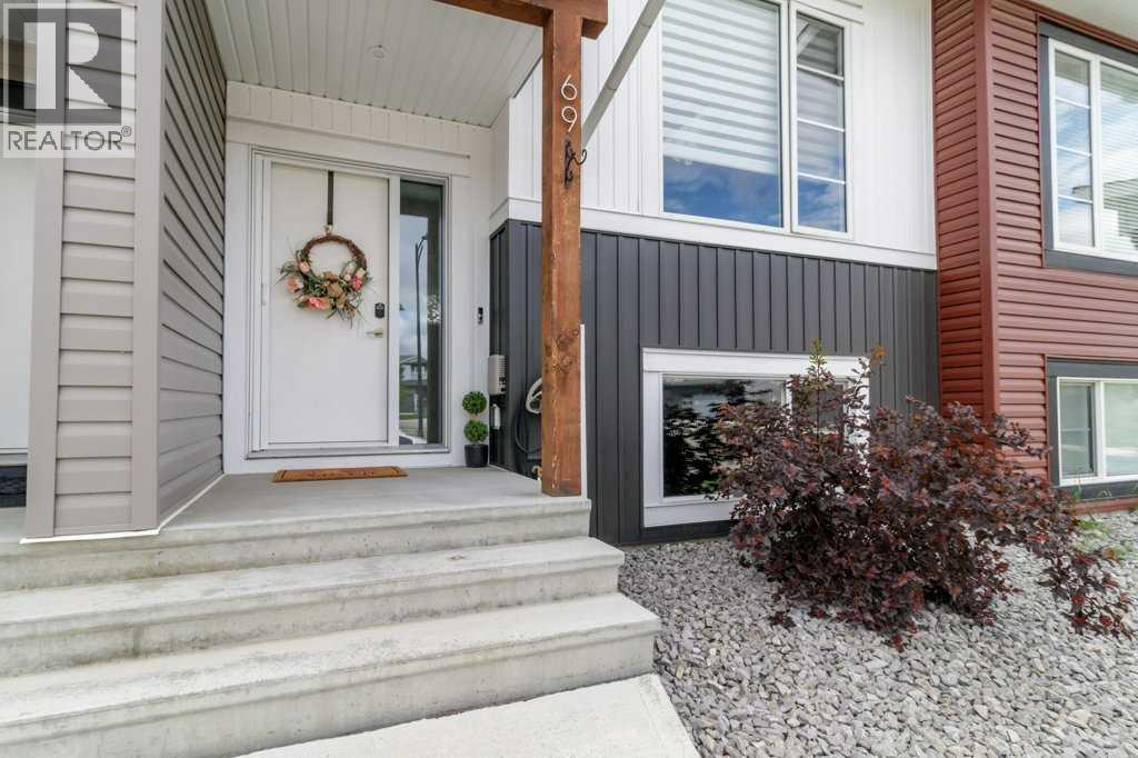 Single Family House Bi-level for Sale in  Ellington Crescent Evergreen Red Deer 
