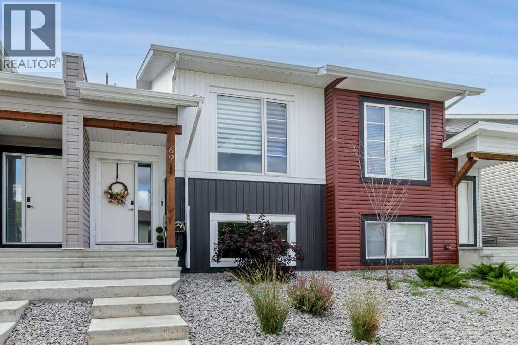 Single Family House Bi-level for Sale in  Ellington Crescent Evergreen Red Deer 