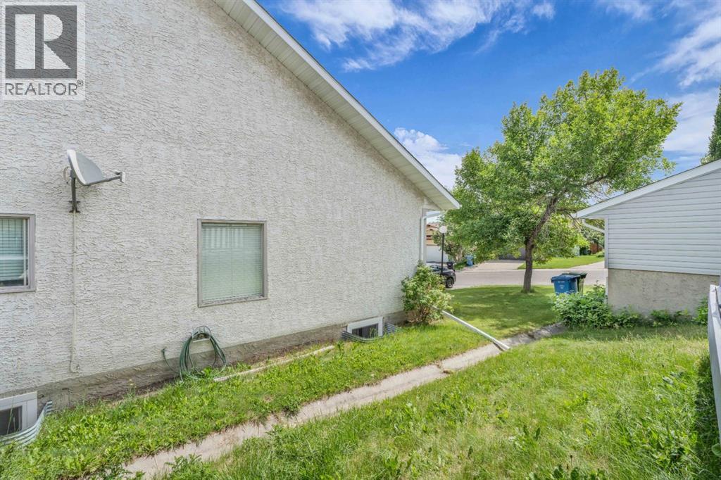 Single Family House 4 Level for Sale in  Sandstone Drive NW Sandstone Valley Calgary 