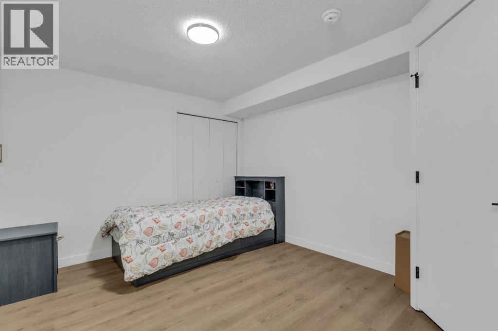 Single Family House 4 Level for Sale in  Sandstone Drive NW Sandstone Valley Calgary 