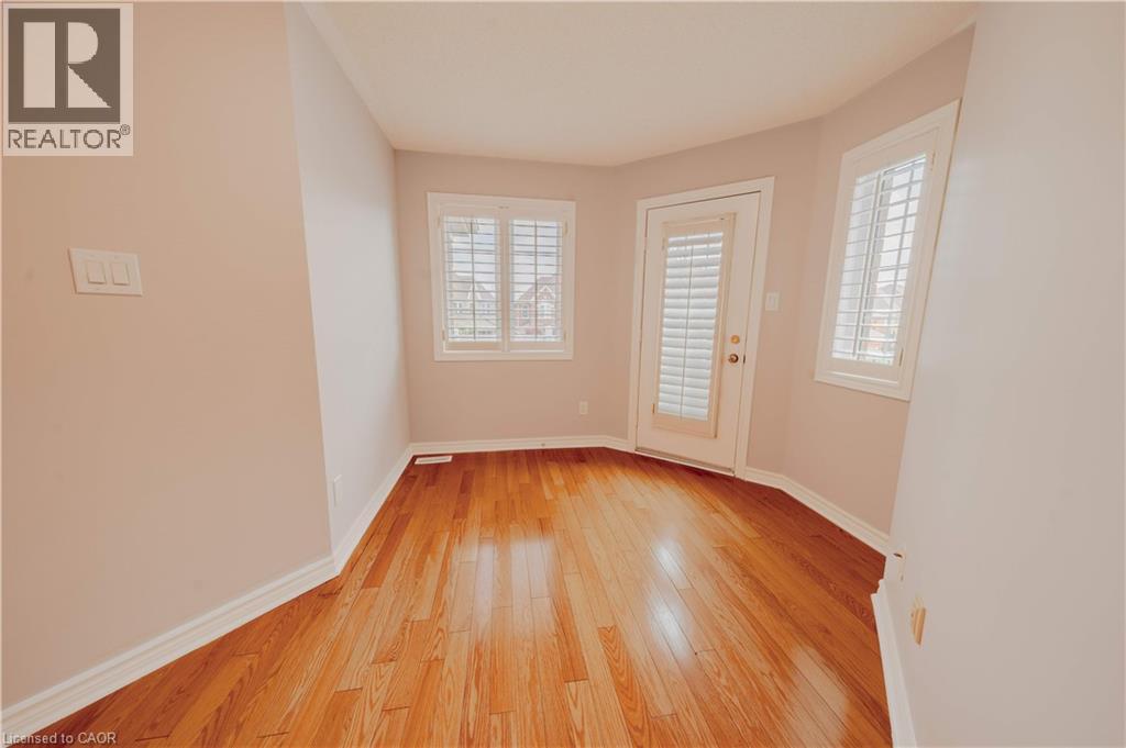 Photo 5 of 5918 Bassinger Place, Mississauga ON