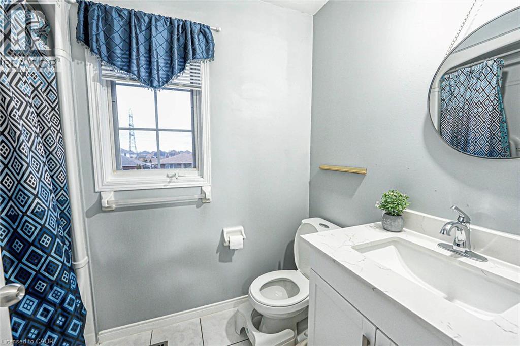 Photo 4 of 172 Alderlea Avenue, Mount Hope ON