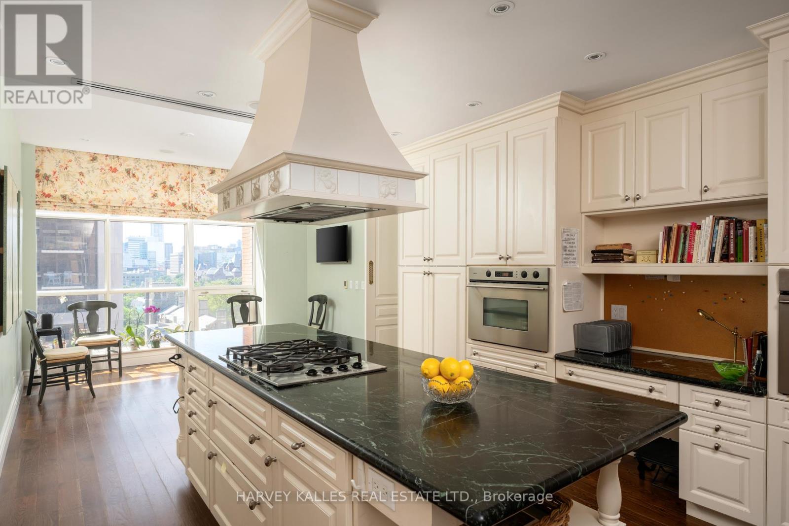 Photo 10 of 9 A 22 St Thomas Street, Toronto ON