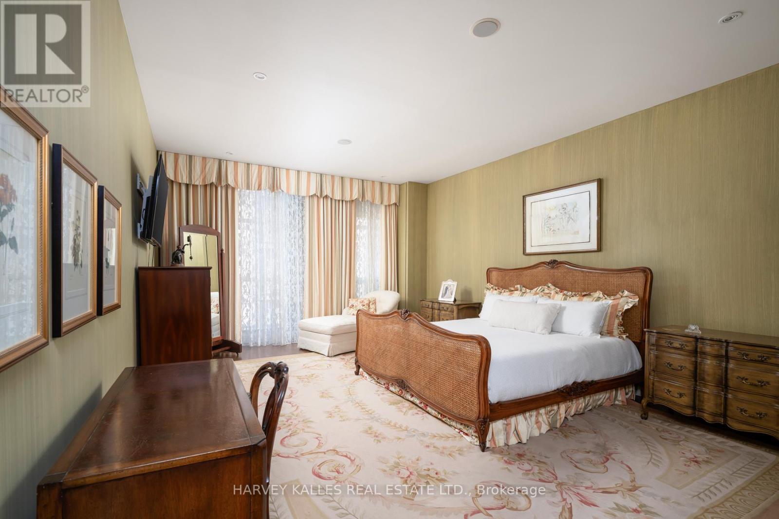Photo 12 of 9 A 22 St Thomas Street, Toronto ON
