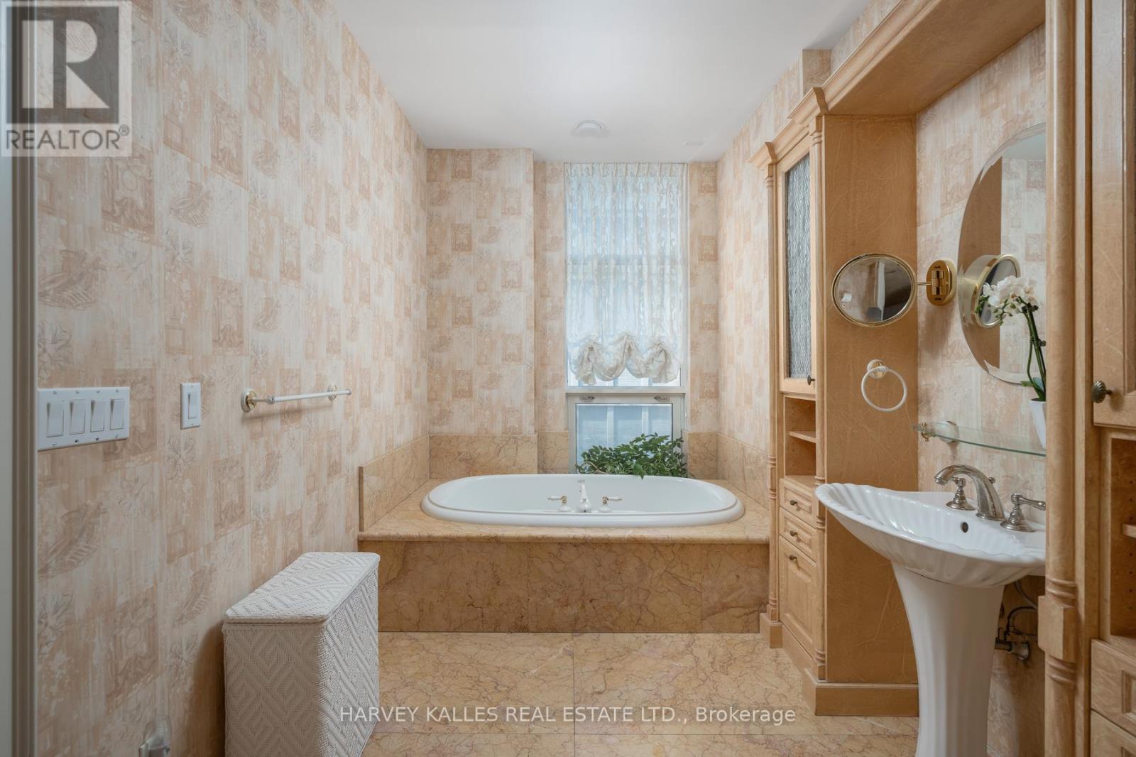 Photo 13 of 9 A 22 St Thomas Street, Toronto ON