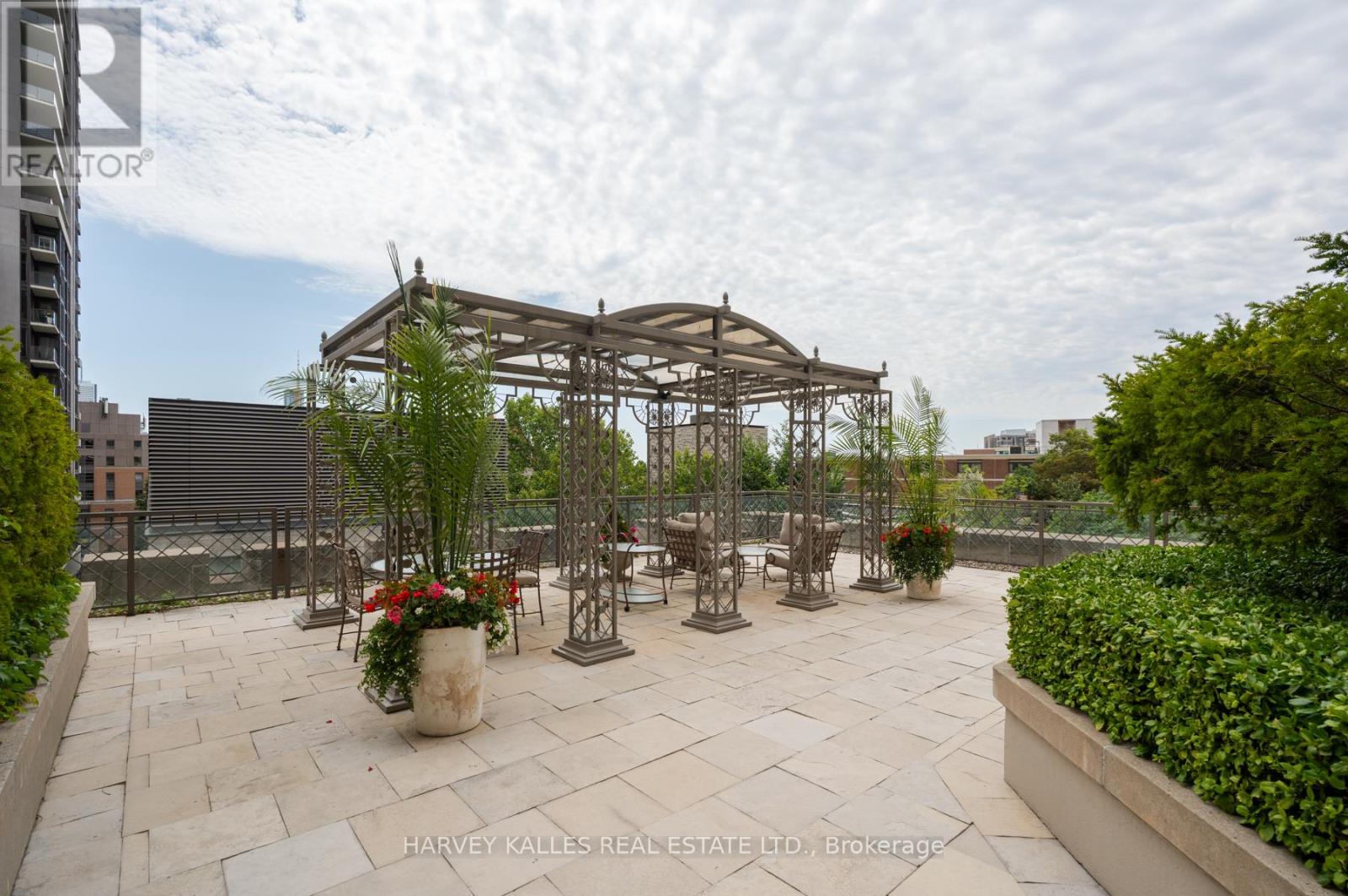 Photo 19 of 9 A 22 St Thomas Street, Toronto ON