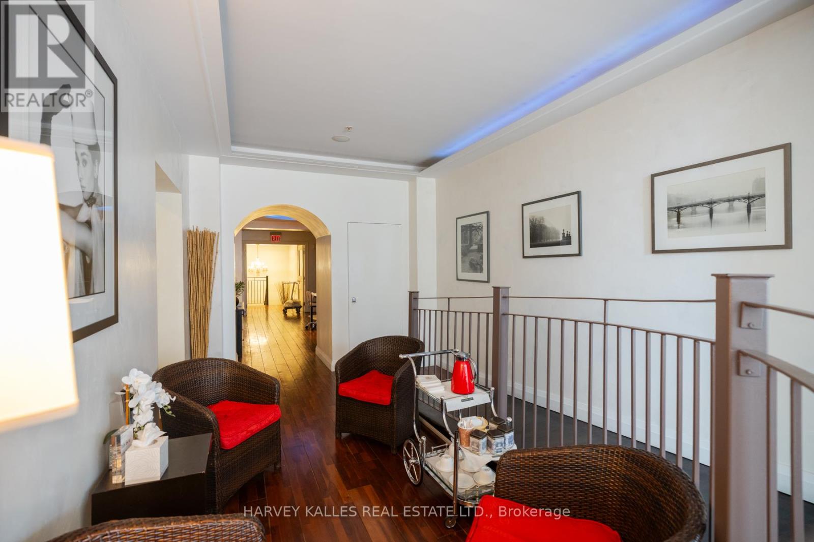 Photo 22 of 9 A 22 St Thomas Street, Toronto ON