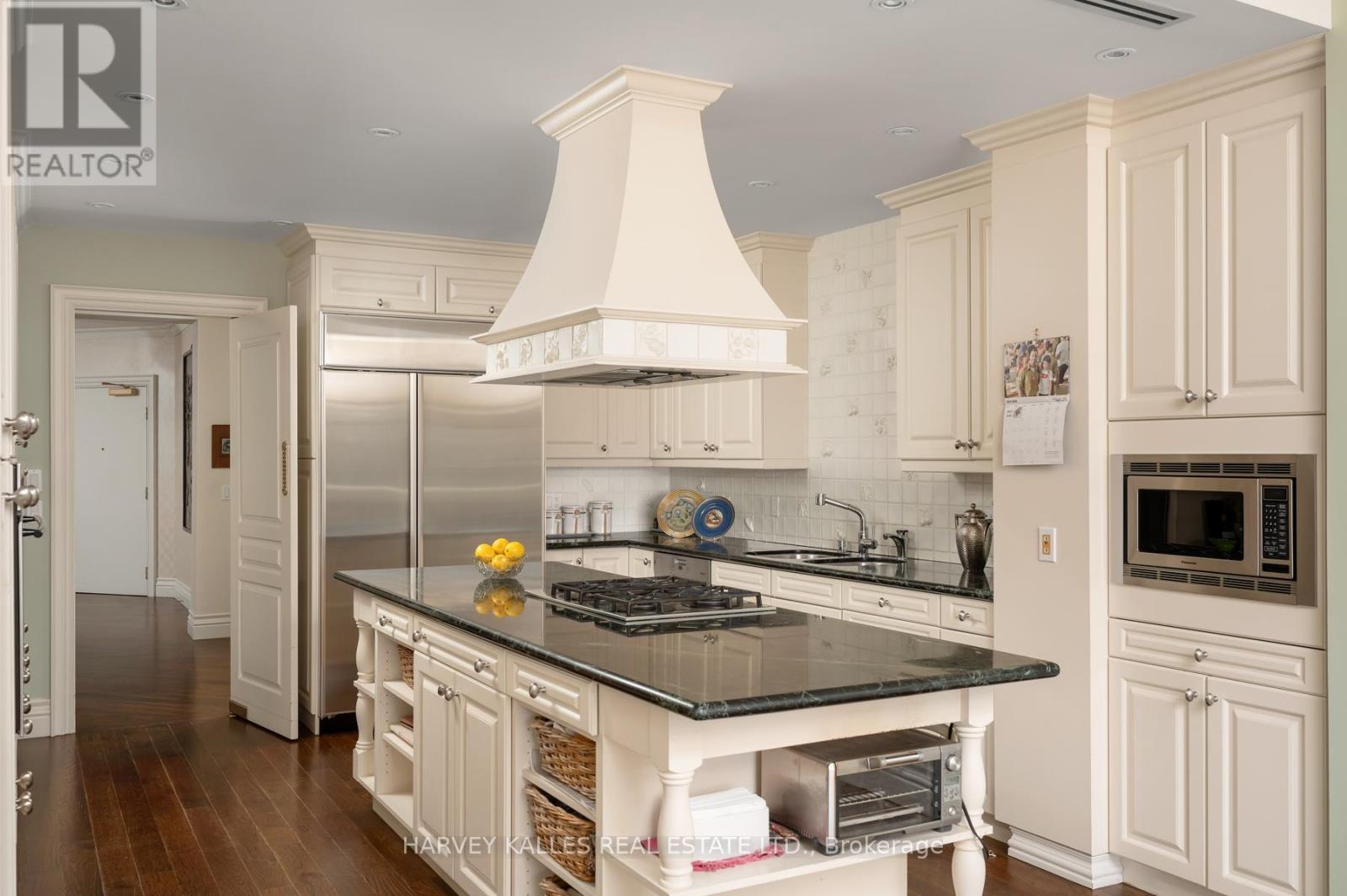 Photo 8 of 9 A 22 St Thomas Street, Toronto ON
