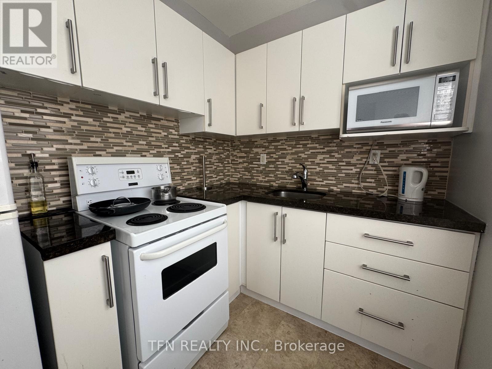 Photo 9 of 102 1112 Avenue Road, Toronto ON