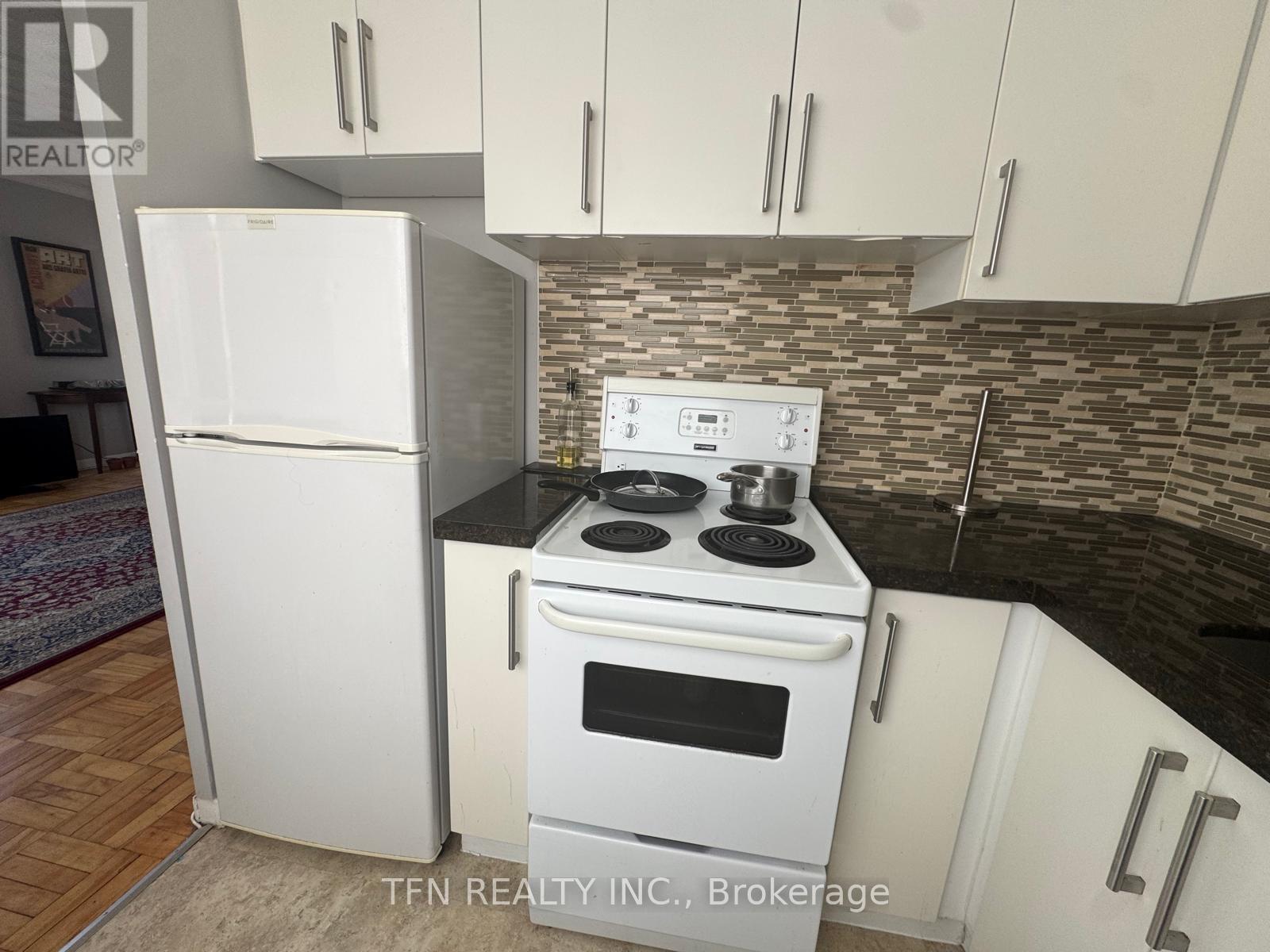 Photo 3 of 102 1112 Avenue Road, Toronto ON