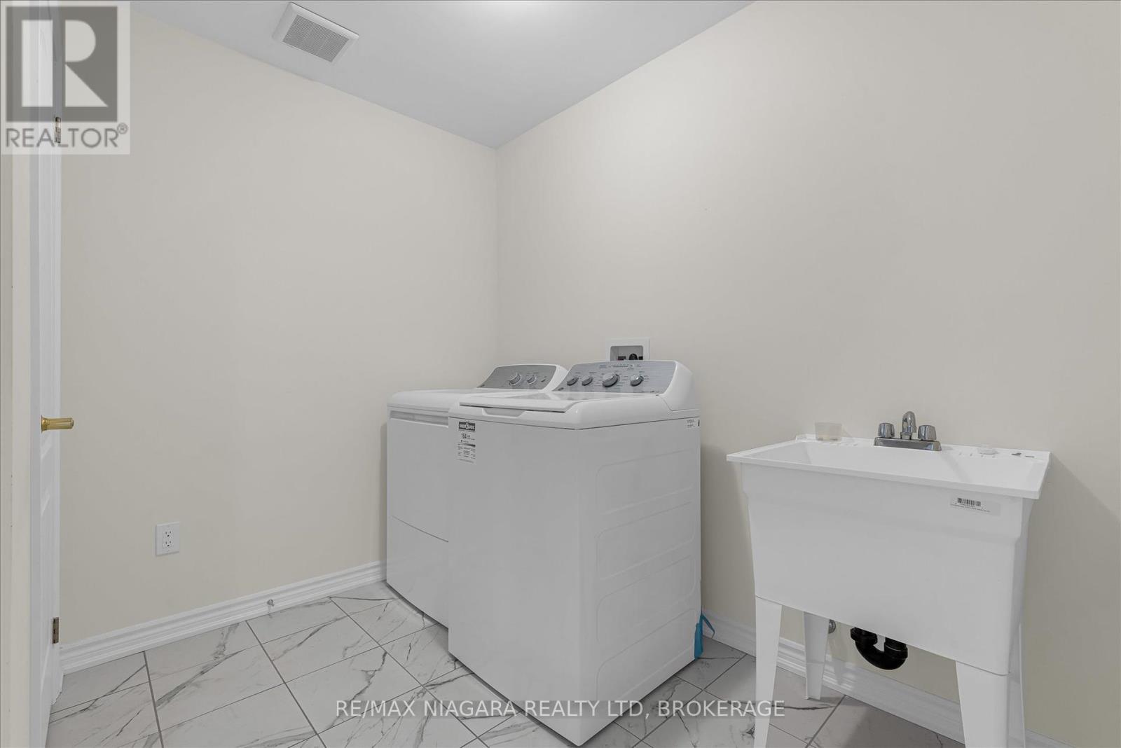 Photo 11 of 22 Peach Street, Thorold ON