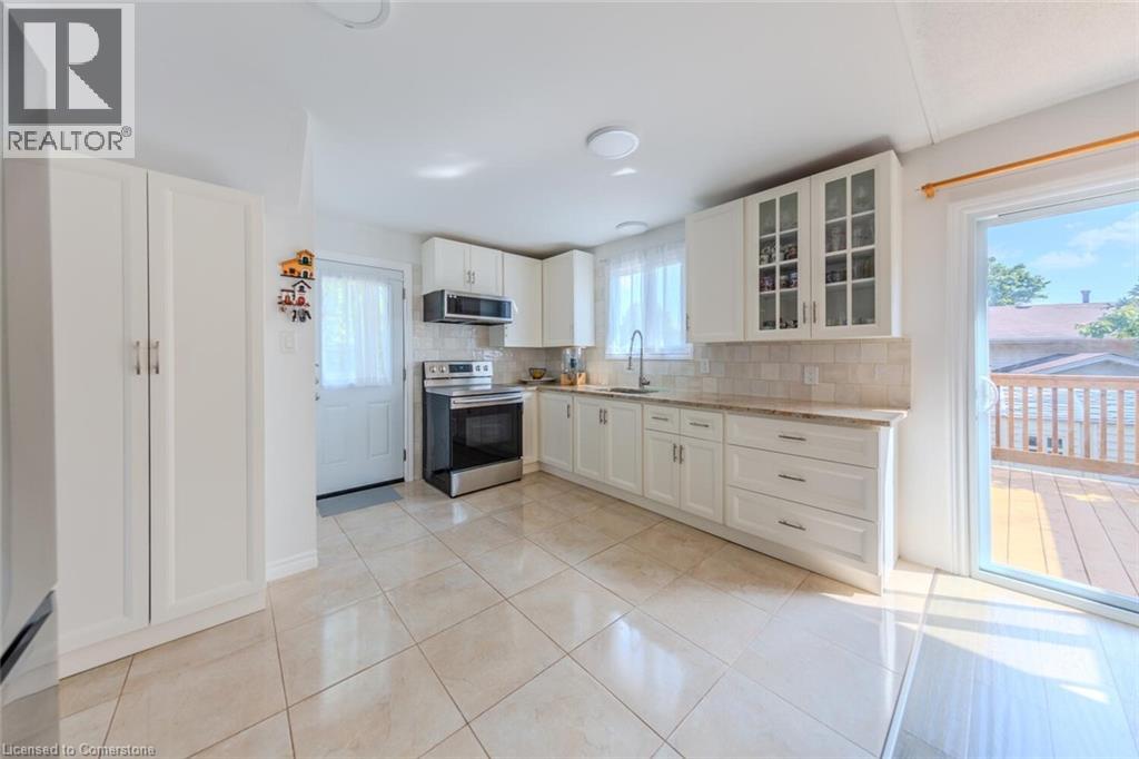 Photo 12 of 56 Raleigh Court, Hamilton ON