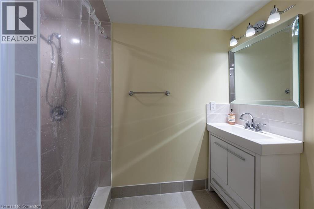 Photo 5 of 56 Raleigh Court, Hamilton ON