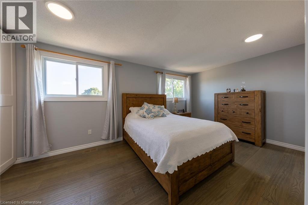 Photo 7 of 56 Raleigh Court, Hamilton ON