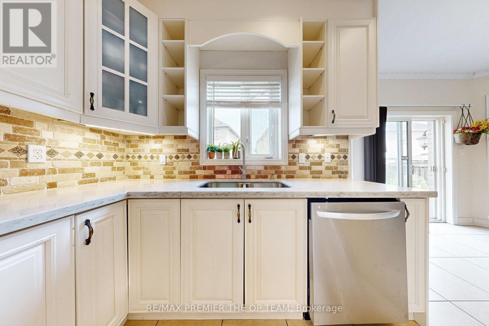 Photo 15 of 59 Rossi Drive, Vaughan ON