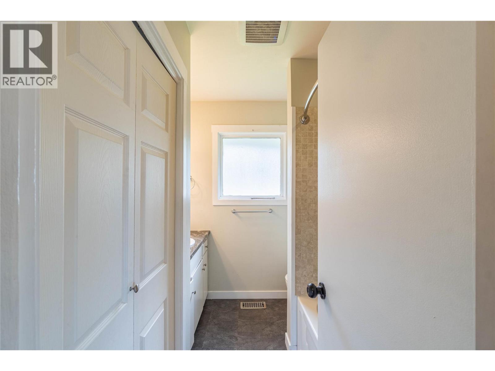 Photo 11 of 2125 Crescent Drive, Kamloops BC