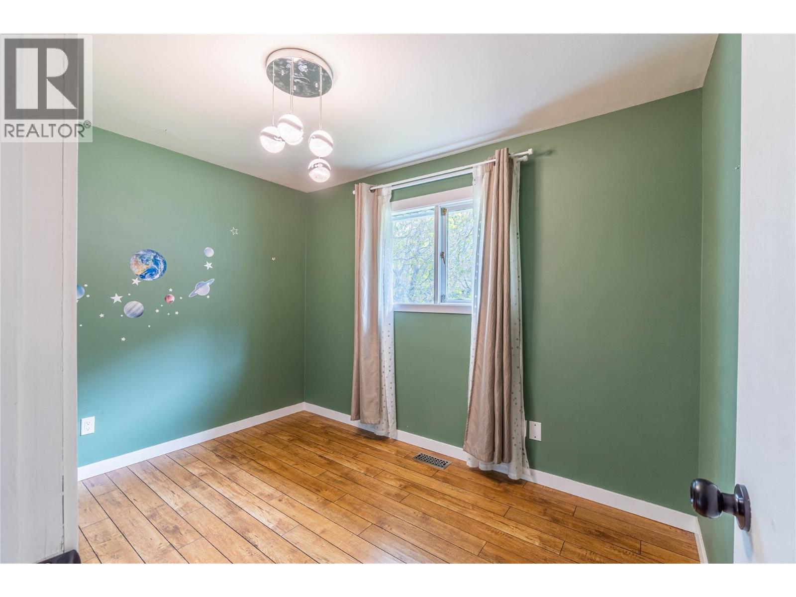 Photo 9 of 2125 Crescent Drive, Kamloops BC