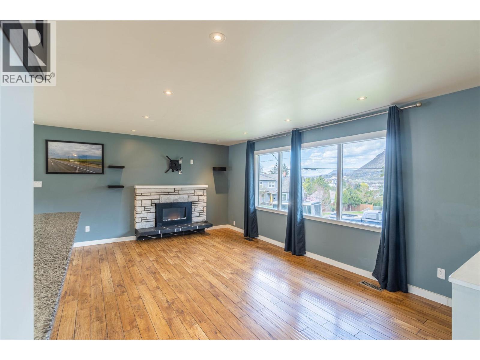 Photo 3 of 2125 Crescent Drive, Kamloops BC
