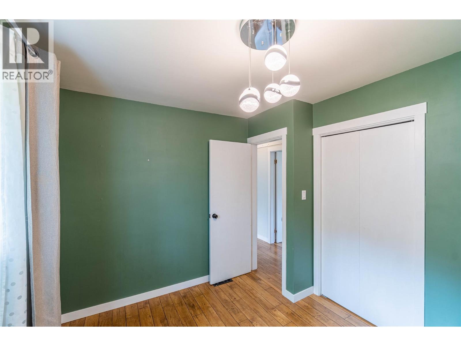Photo 10 of 2125 Crescent Drive, Kamloops BC