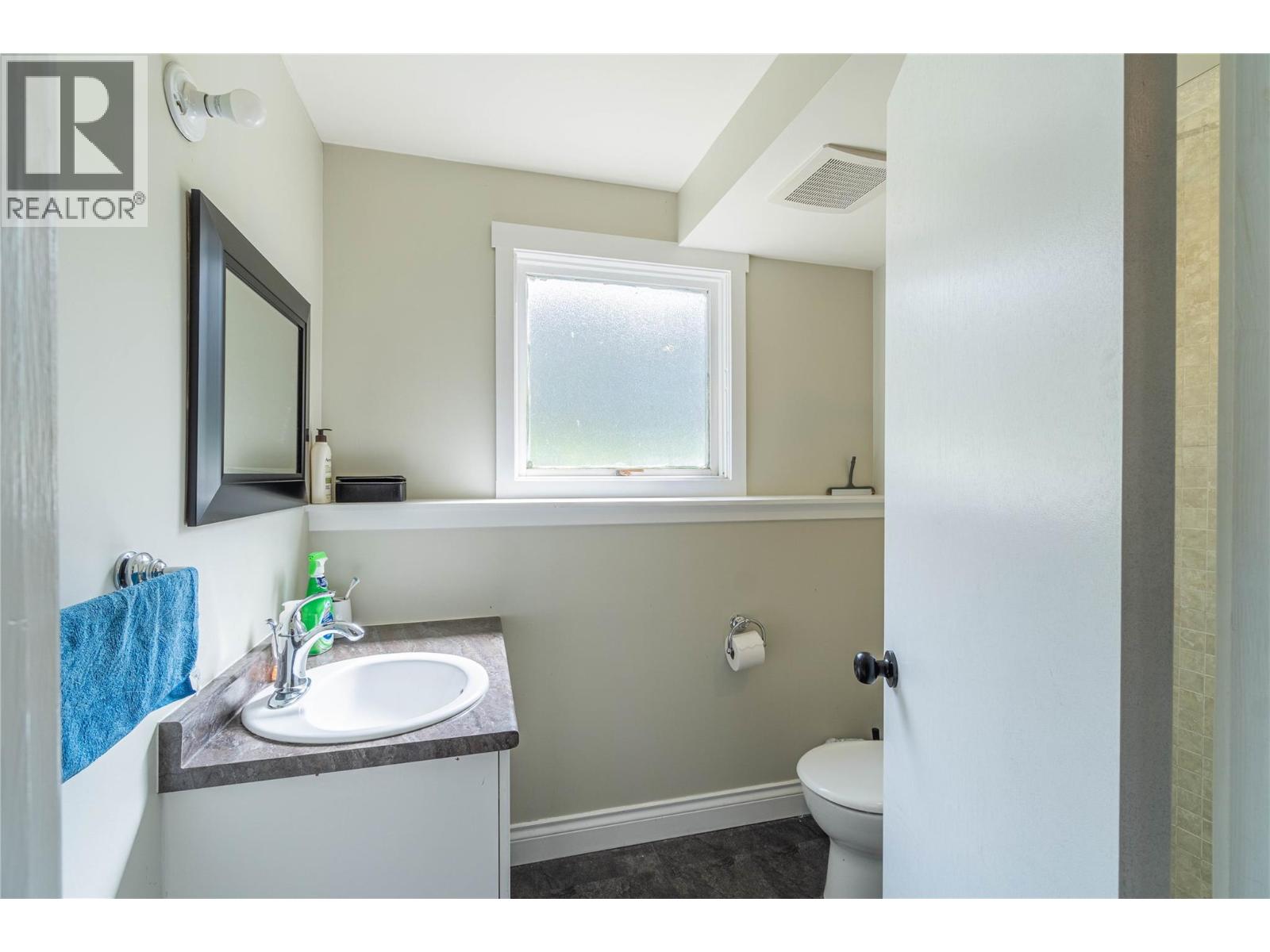 Photo 13 of 2125 Crescent Drive, Kamloops BC