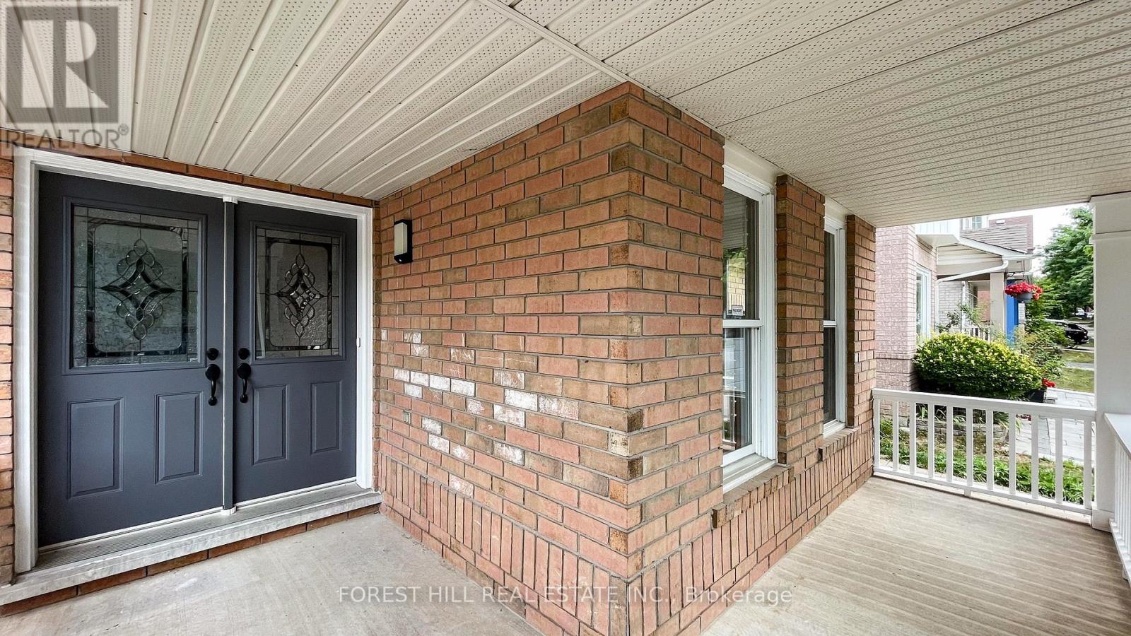 Photo 2 of 4 Lionheart Lane, Markham ON