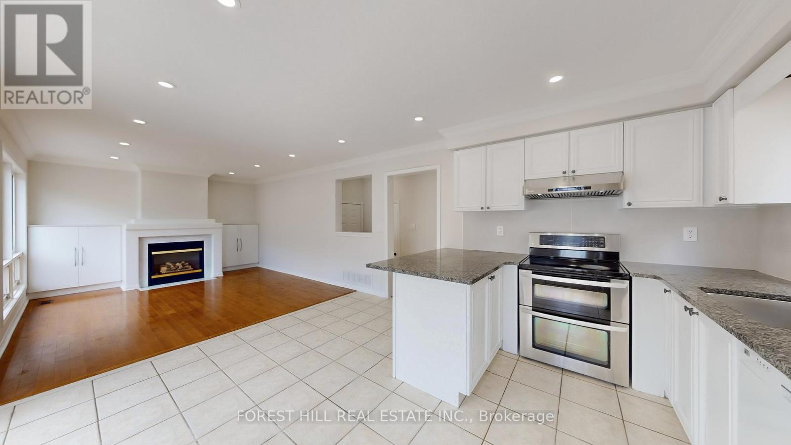 Photo 8 of 4 Lionheart Lane, Markham ON