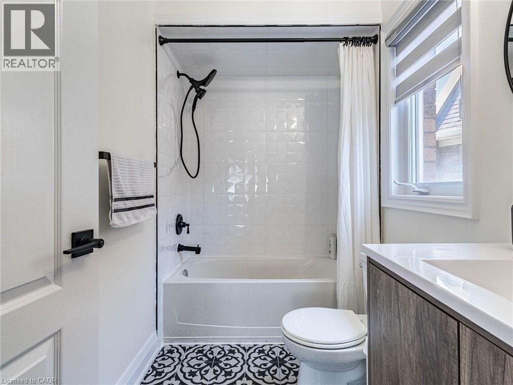 Photo 15 of 144 Bloomsbury Avenue, Brampton ON