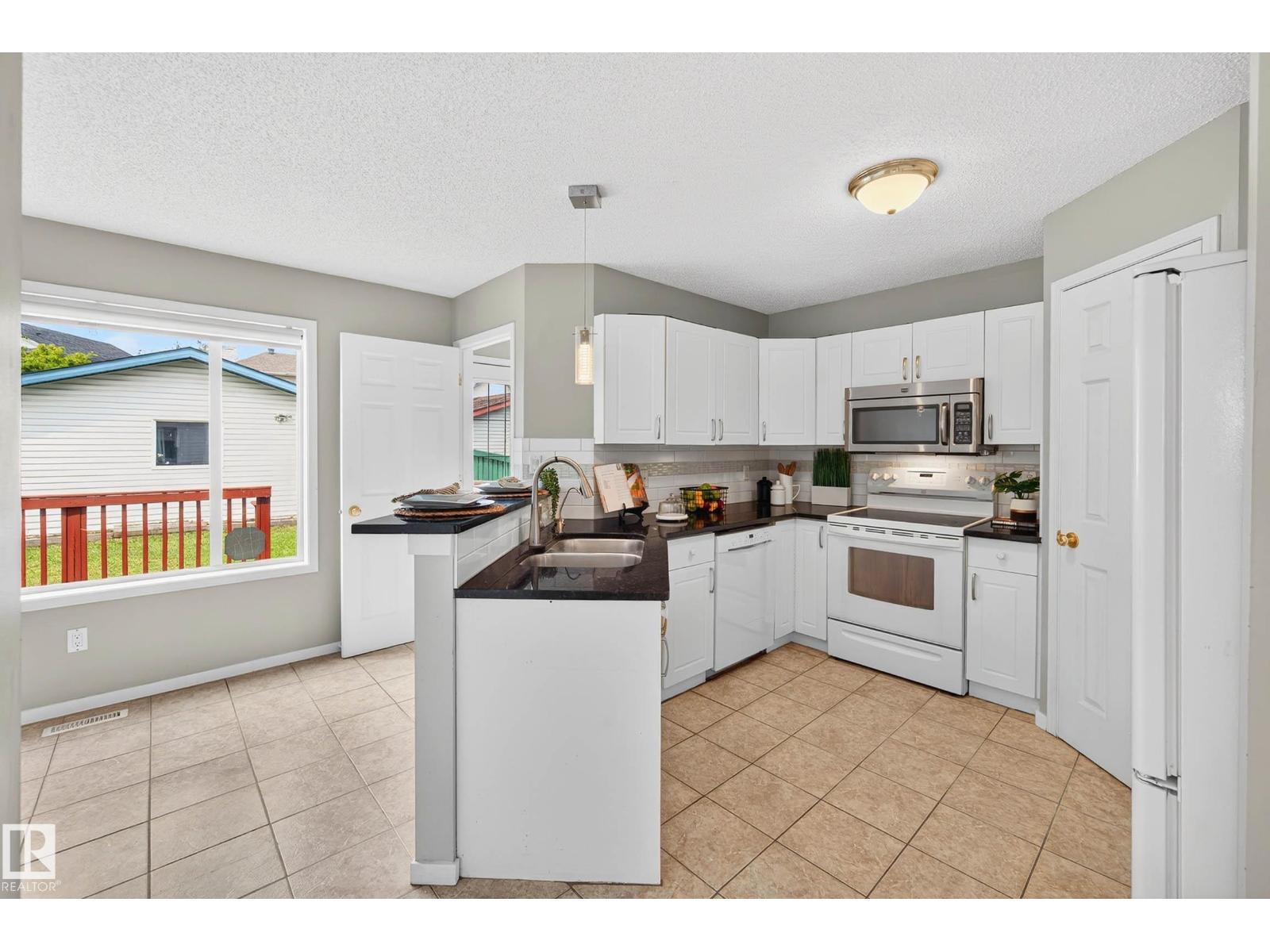 Photo 6 of 1338 Grant Wy Nw, Edmonton AB