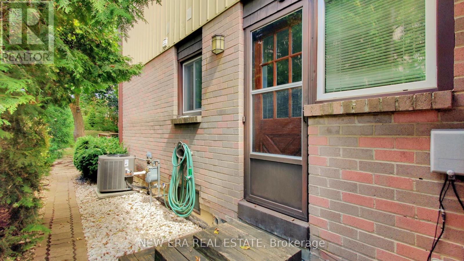 Photo 2 of 7227 Joliette Crescent, Mississauga ON