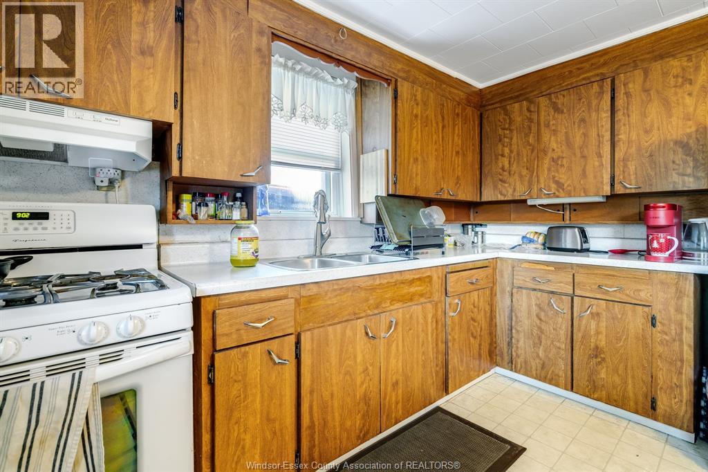 Photo 8 of 44 Queen Street South, Tilbury ON