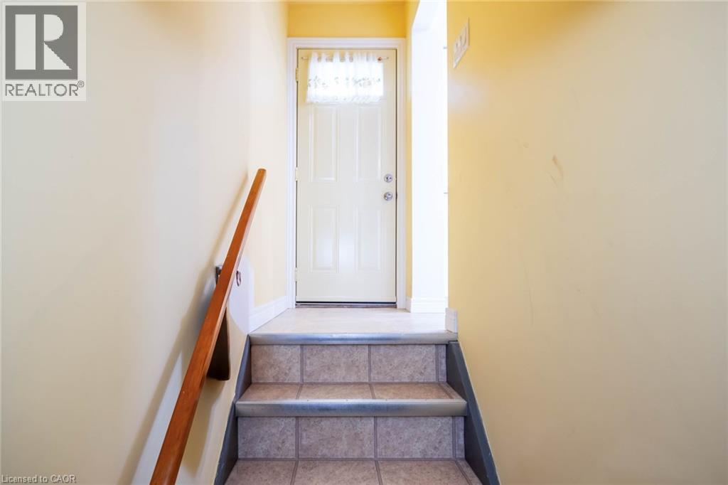 Photo 31 of 122 Forest Hill Road, Grimsby ON