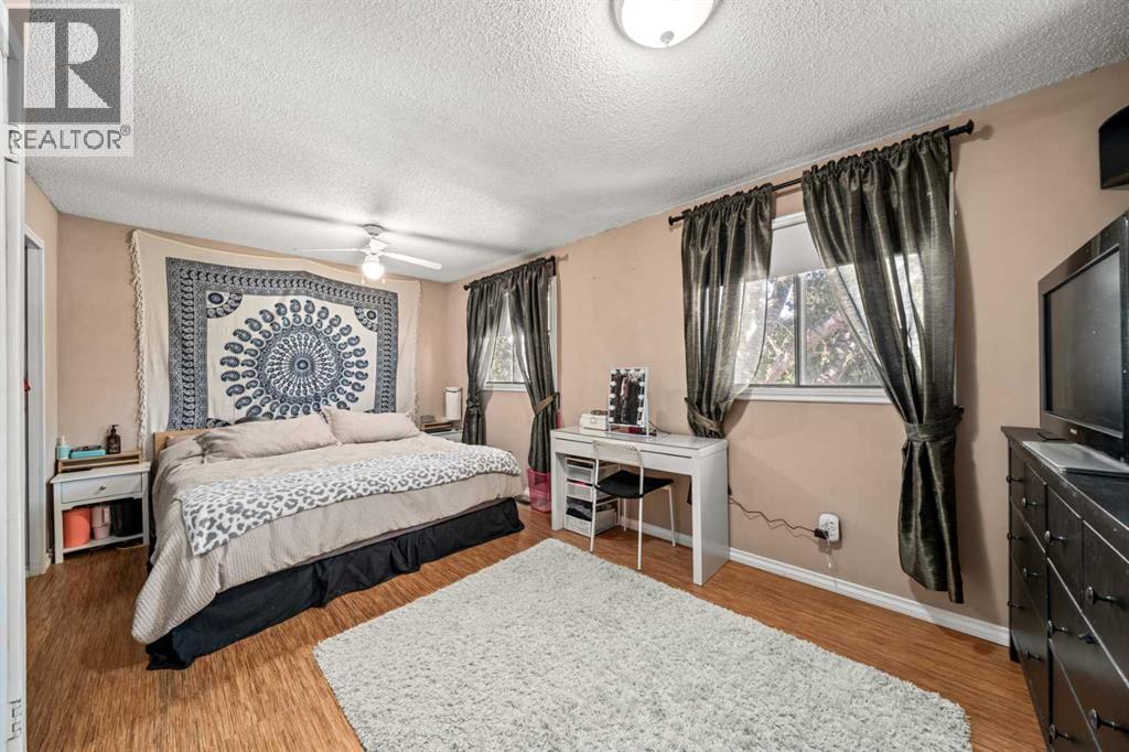 Single Family House for Sale in  Shawmeadows Road SW Shawnessy Calgary 