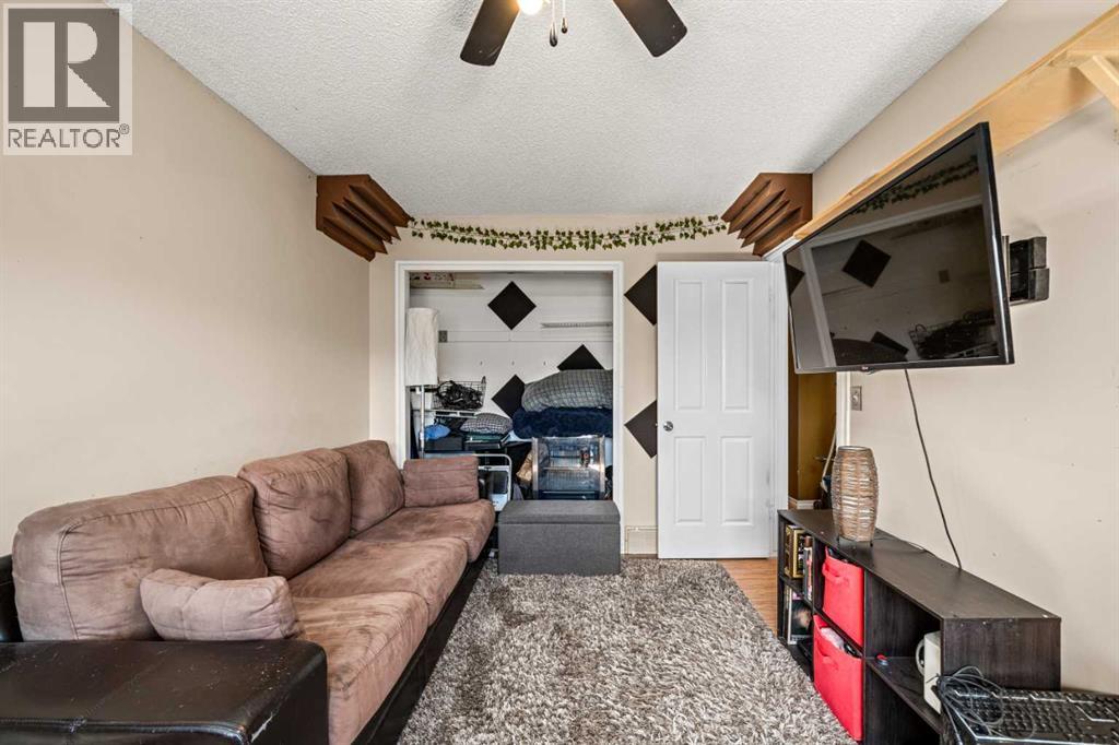 Single Family House for Sale in  Shawmeadows Road SW Shawnessy Calgary 