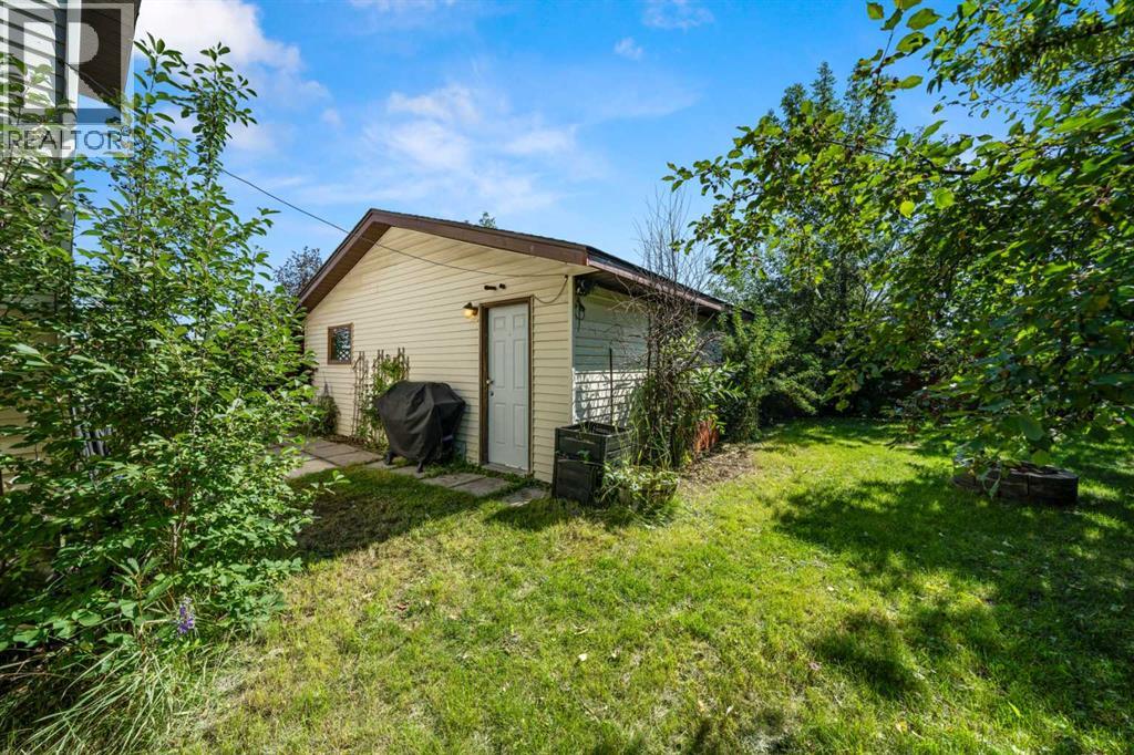 Single Family House for Sale in  Shawmeadows Road SW Shawnessy Calgary 