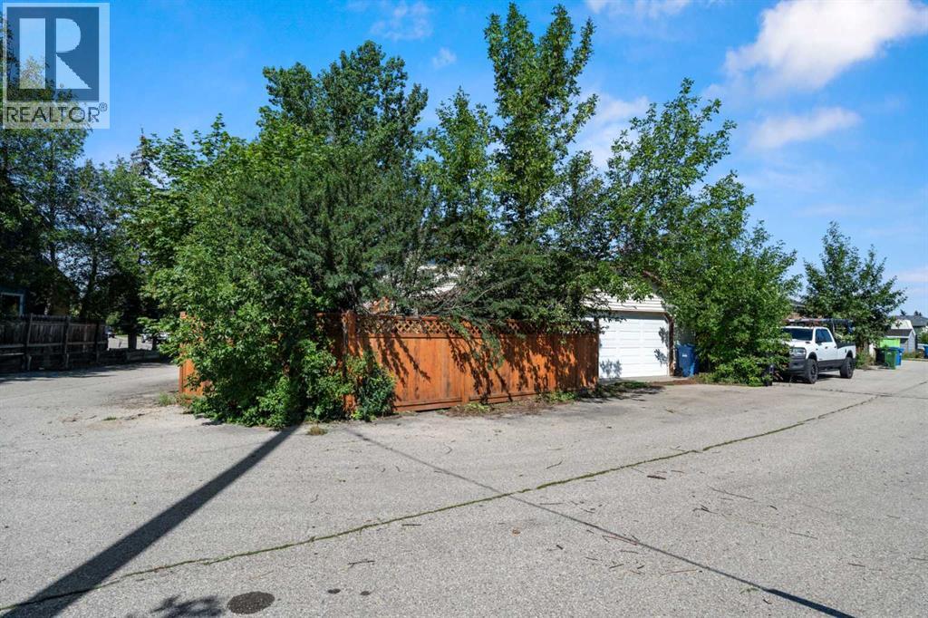 Single Family House for Sale in  Shawmeadows Road SW Shawnessy Calgary 