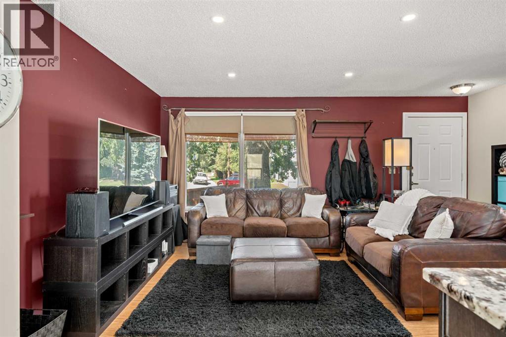 Single Family House for Sale in  Shawmeadows Road SW Shawnessy Calgary 