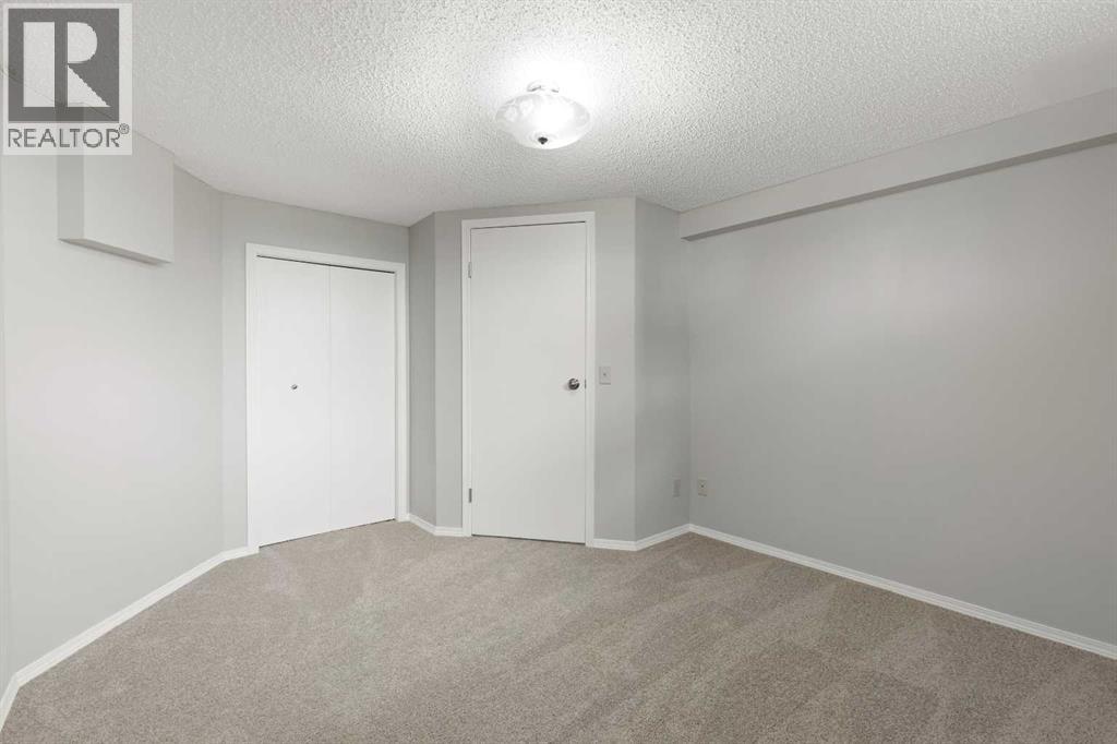 Single Family House for Sale in  Hawktree Circle NW Hawkwood Calgary 