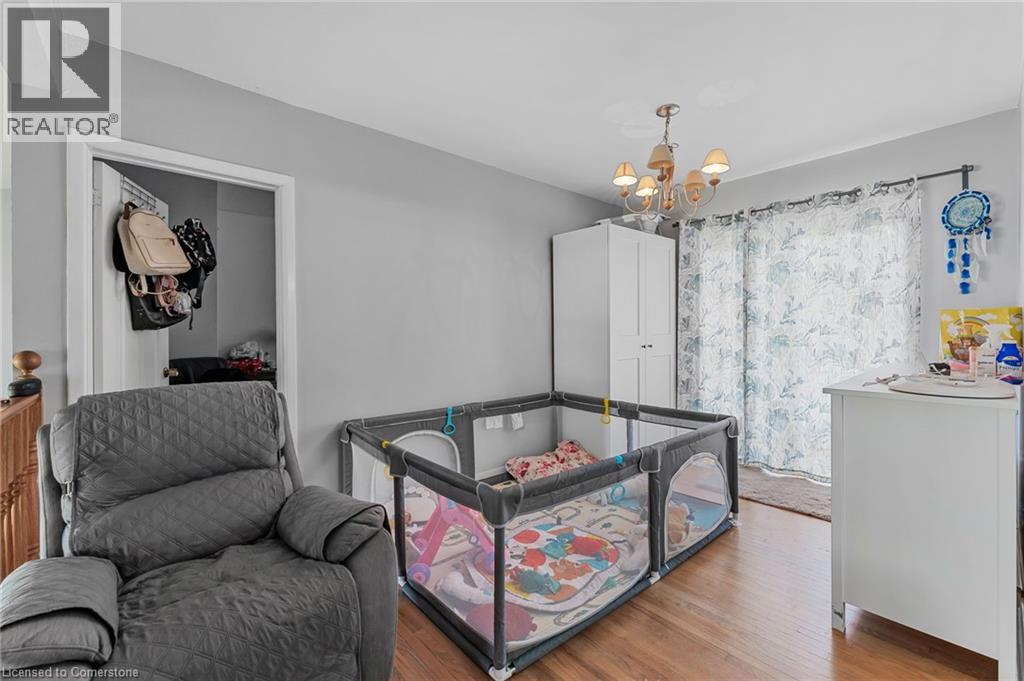 Photo 13 of 611 Pinegrove Road, Oakville ON