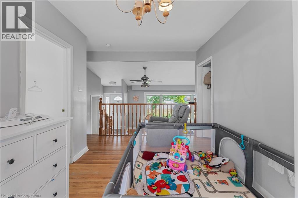 Photo 7 of 611 Pinegrove Road, Oakville ON