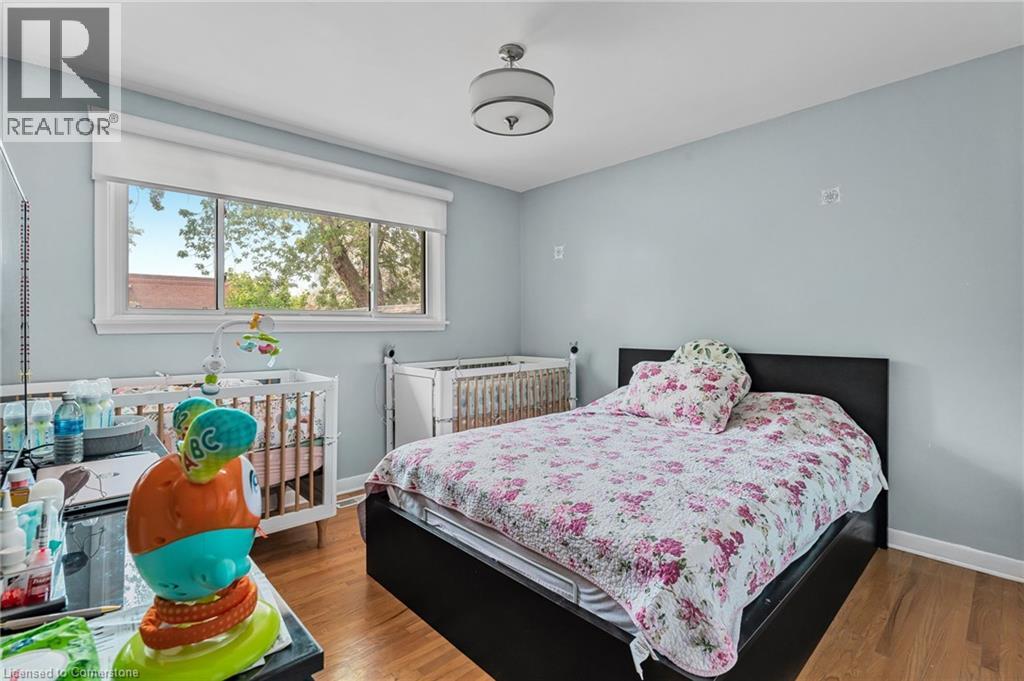 Photo 5 of 611 Pinegrove Road, Oakville ON