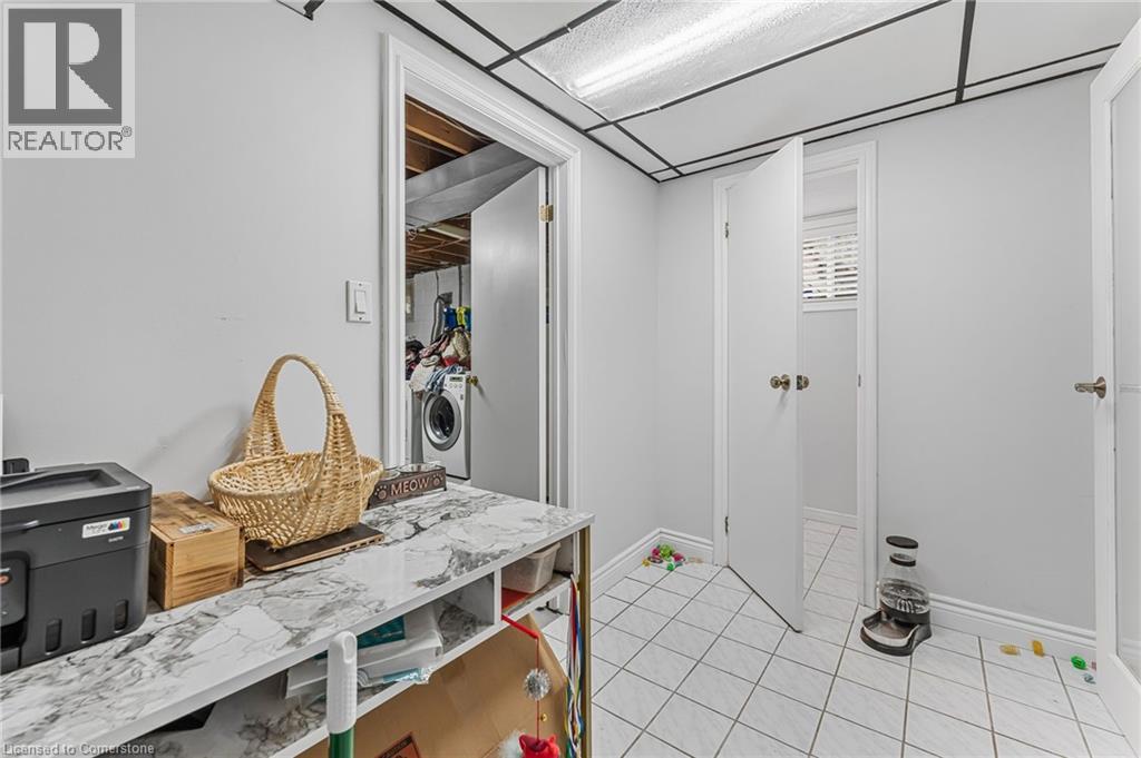 Photo 11 of 611 Pinegrove Road, Oakville ON