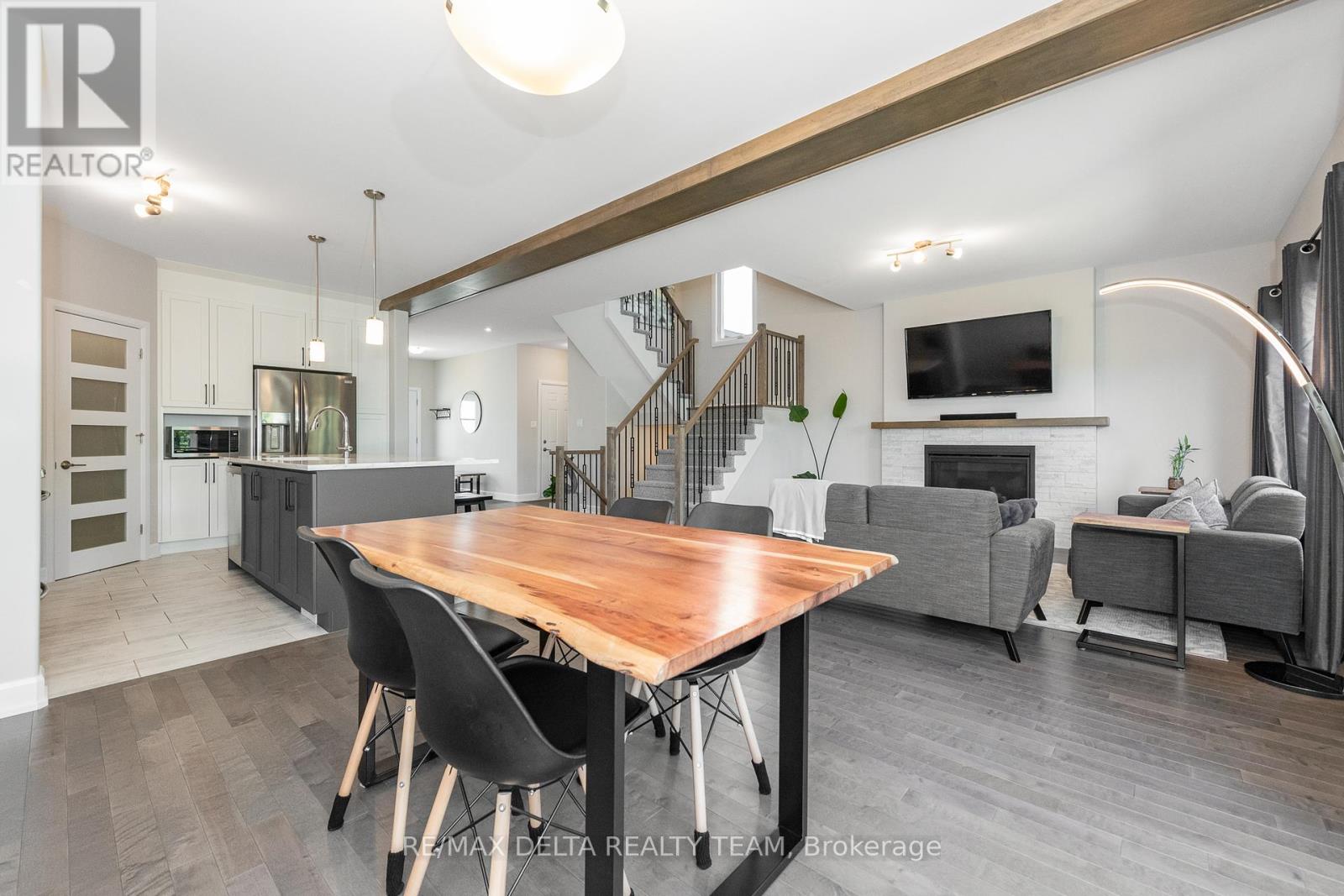 Photo 24 of 688 Geneva Crescent, Russell ON
