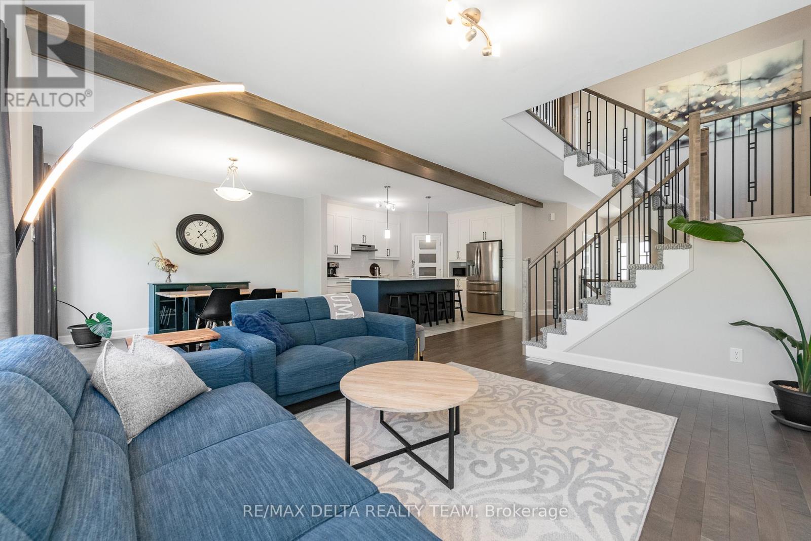 Photo 2 of 688 Geneva Crescent, Russell ON