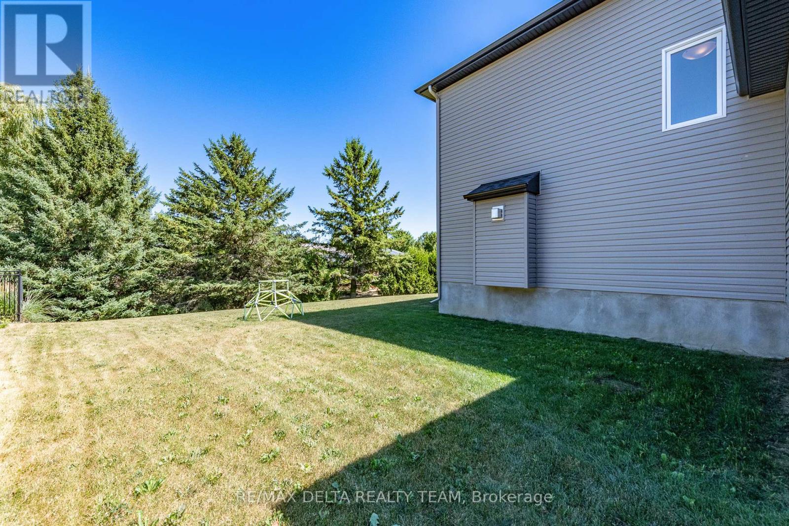 Photo 43 of 688 Geneva Crescent, Russell ON