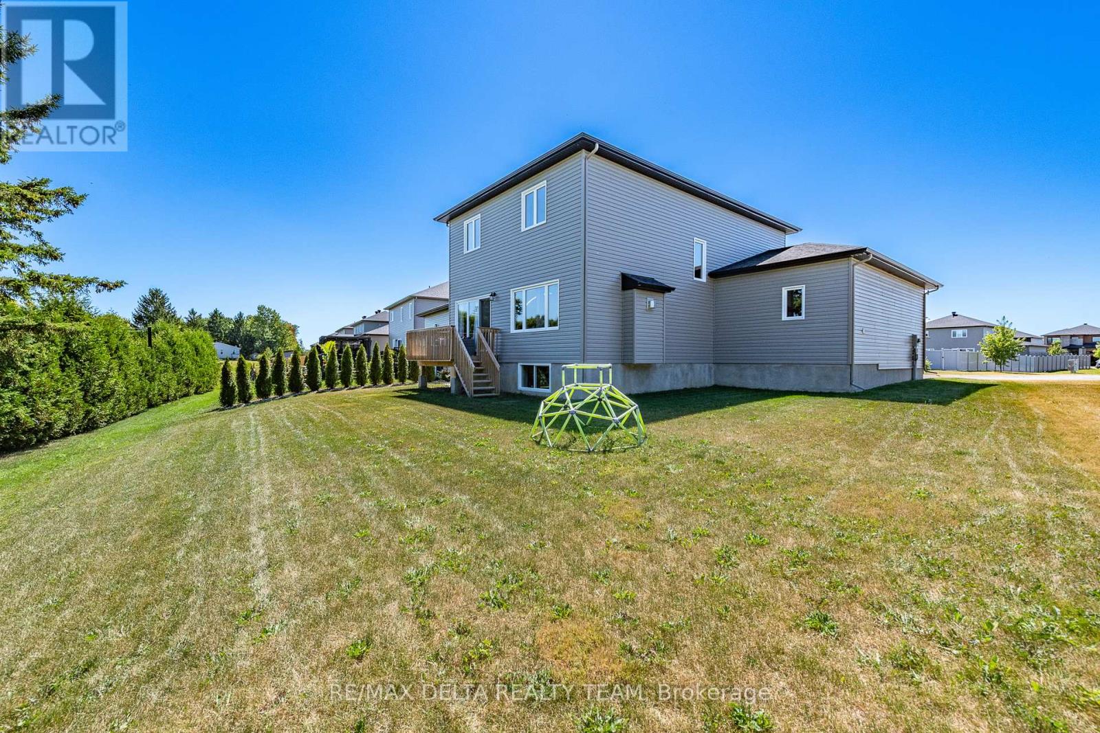 Photo 27 of 688 Geneva Crescent, Russell ON