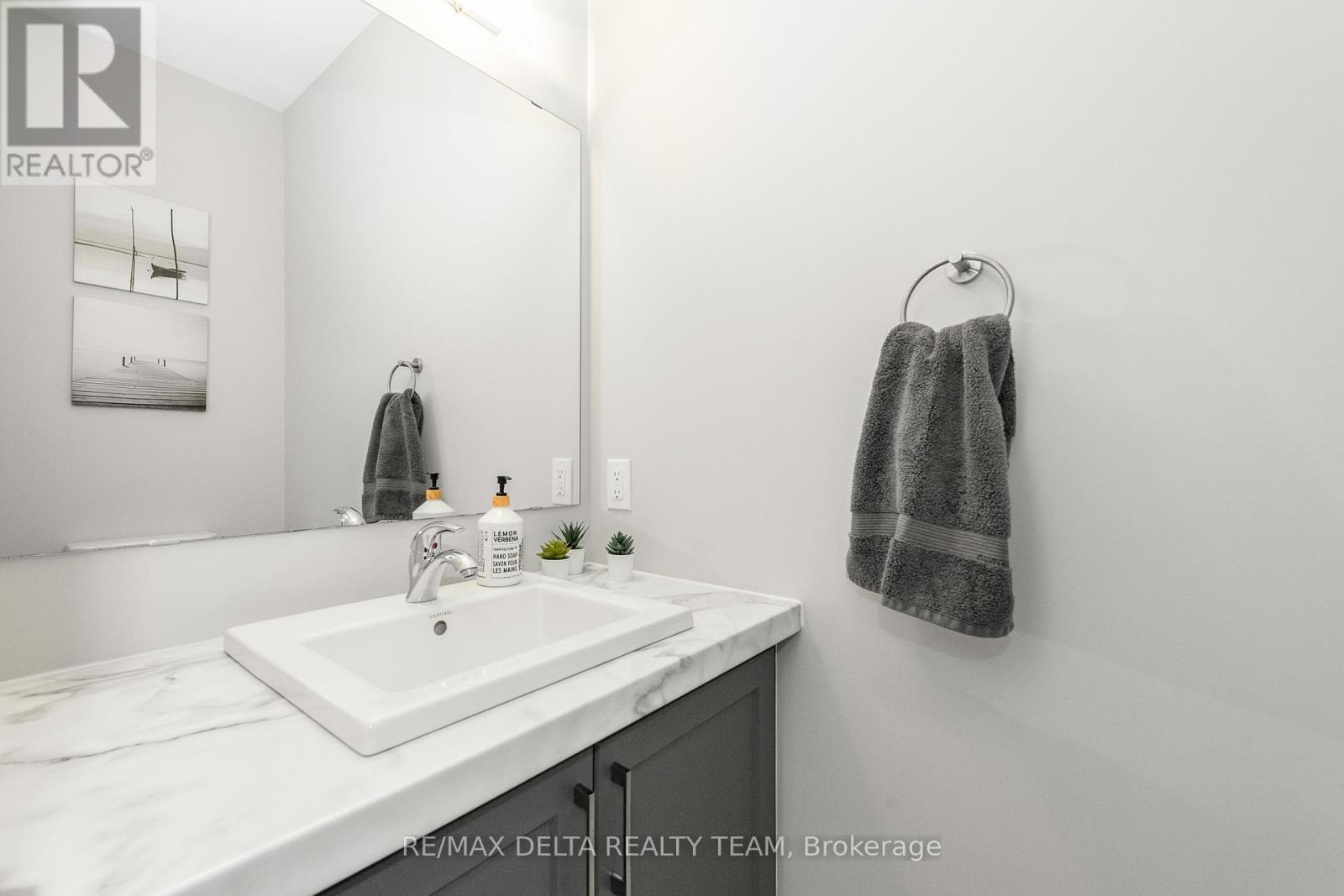 Photo 30 of 688 Geneva Crescent, Russell ON