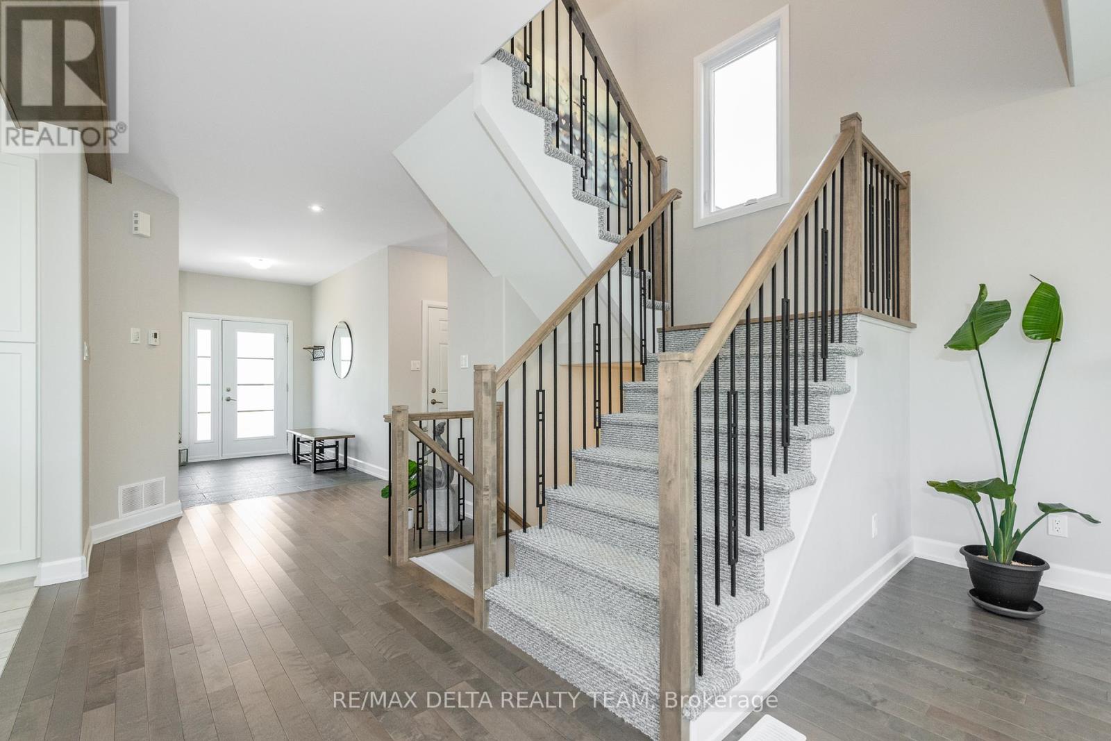 Photo 22 of 688 Geneva Crescent, Russell ON